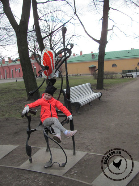 Ребенок сидит на стуле, Петропавловская крепость