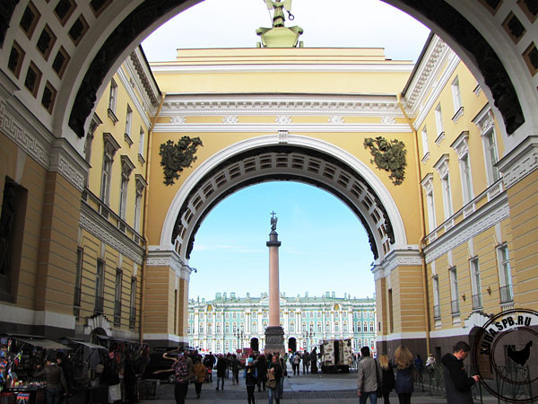 Вид на Дворцовую площадь сквозь Арку Главного штаба