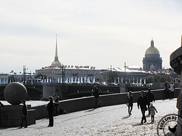 Вид со Стрелки Васильевского острова на Дворцовый мост