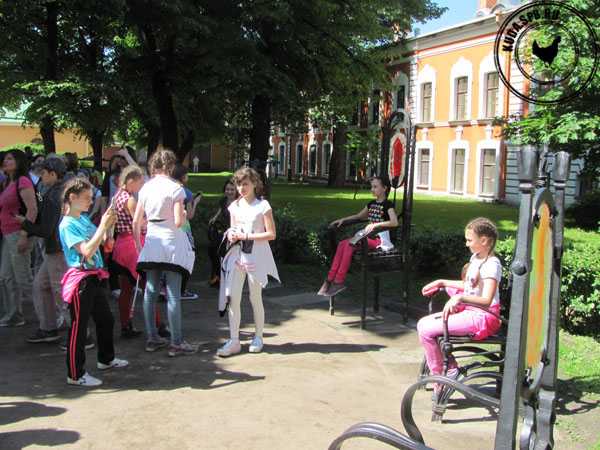Дети фотографируют(ся) у 12 стульев, Санкт-Петербург