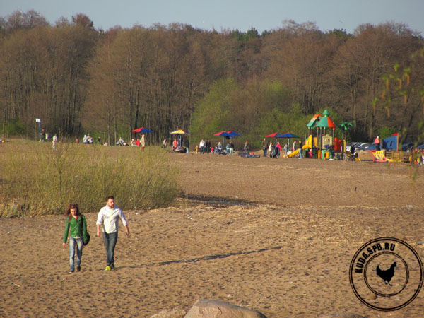 Детская площадка на пляже в парке Дубки