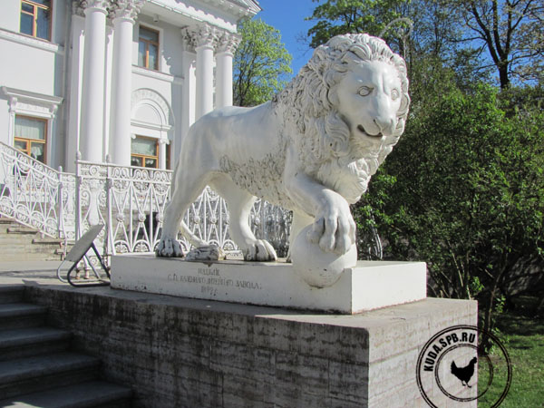 Лев у входа в Елагин дворец