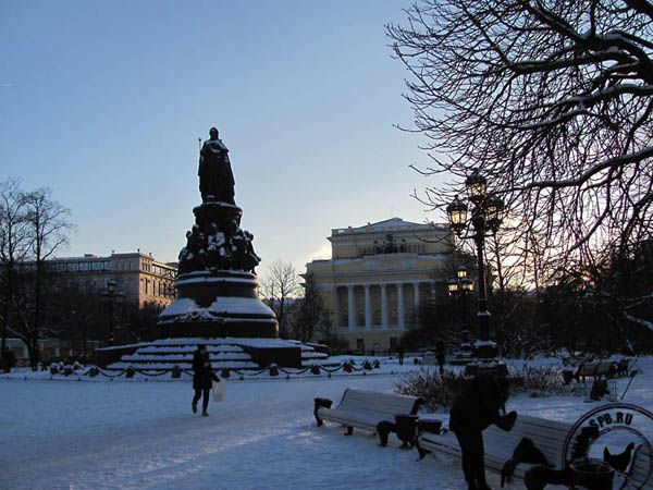 Невский проспект, Памятник Екатерине II и Александринский театр