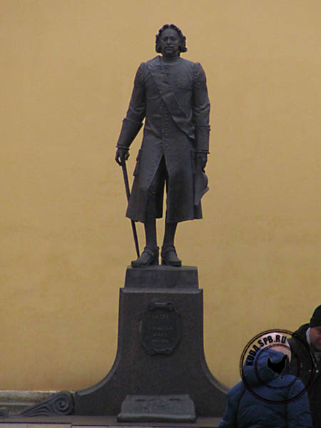 Адмиралтейство, , Памятник Петру I - основателю флота
