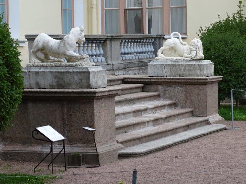 Львы на ступенях Павловского дворца