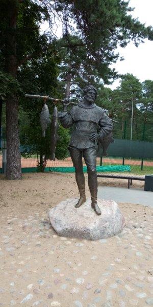 Памятник рыбаку в парке Зеленогорска